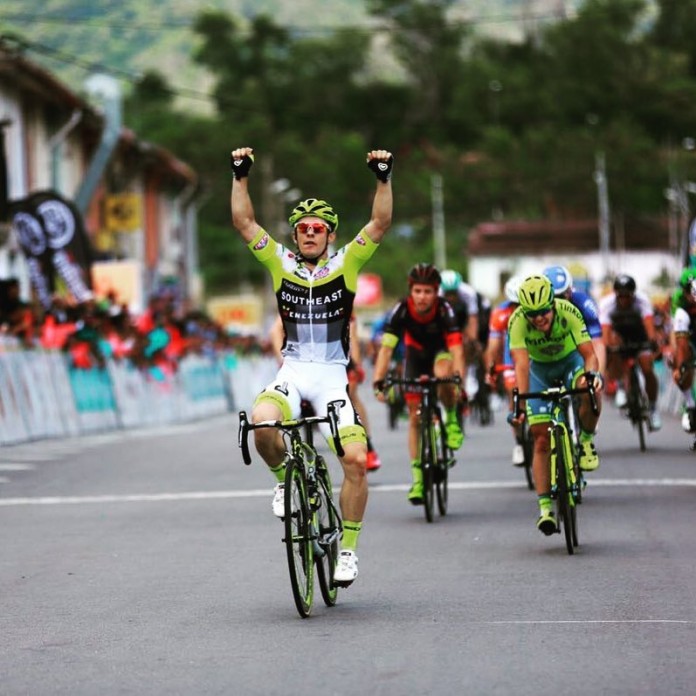 Jakub Mareczko lève les bras pour la deuxième fois de la saion sur le Tour de Langkawi 2016. Photo : Facebook Southeast - Venezuela
