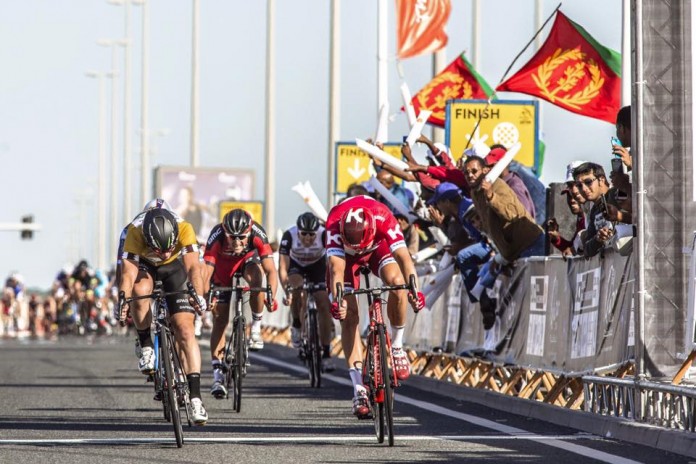 Alexander Kristoff l'emporte sur le fil devant Mark Cavendish sur la deuxième étape du Tour du Qatar 2016. Photo : Tour du Qatar