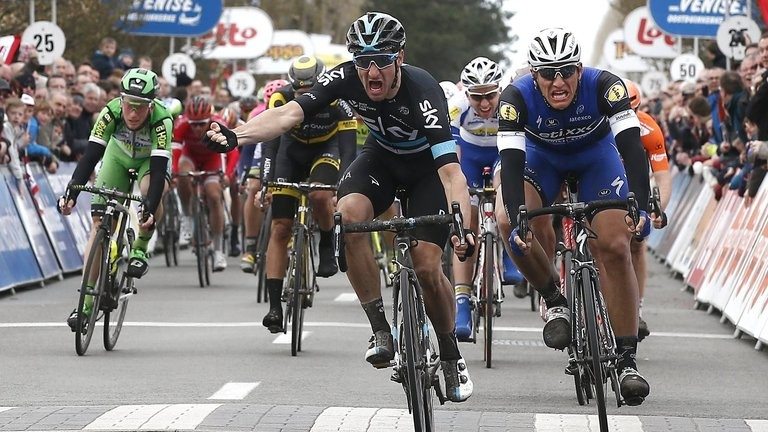 Elia Viviani saute Marcel Kittel sur la ligne