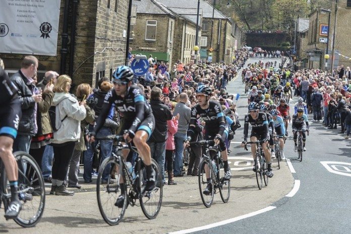 Le peloton mené par le Team Sky sur le Tour de Yorkshire 2015. photo : ASO/G.Demouveaux