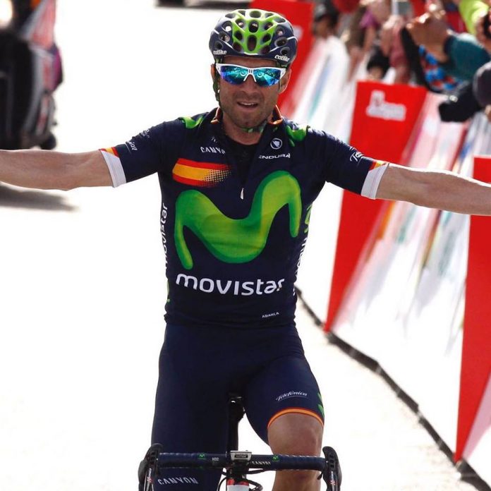 Alejandro Valverde levant les bras sur la deuxième étape du Tour de Castille et Leon 2016. Photo : Movistar