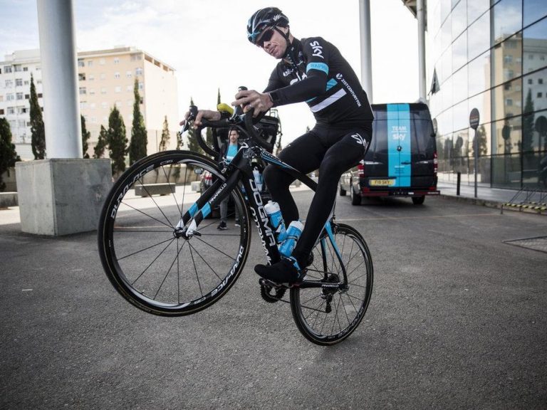 Chris Froome s’amuse sur les pentes du volcan Teide