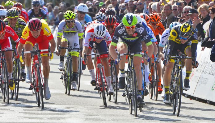 Dan McLay surgit sur la ligne pour remporter le GP de Denain 2016. Photo : Bruno Bade/Fortuneo-Vital Concept