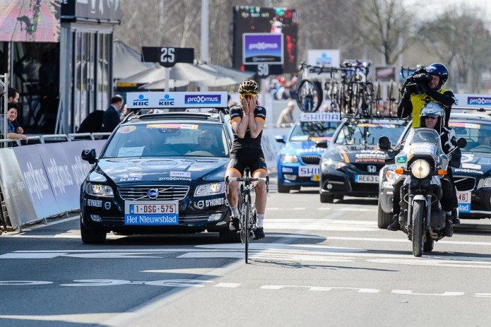 Elisa Longo Borghini en solitaire sur le Tour des Flandres 2015. Photo : DigitalClickx/Ronde van Vlaaderen
