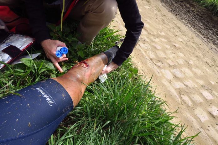 Francisco Ventoso immortalise sa blessure sur les pavés de Paris-Roubaix 2016. Photo : Facebook Fran Ventoso