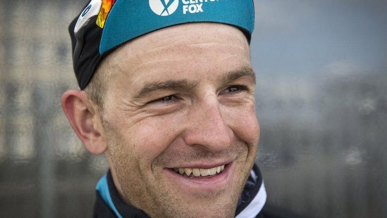 Ian Stannard compte les heures