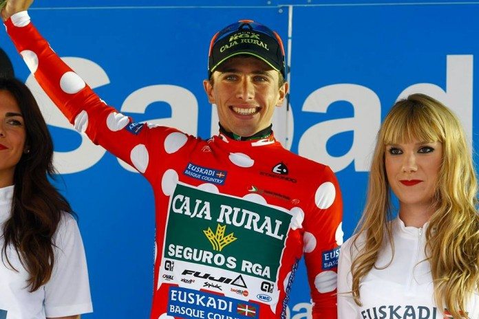 Jonathan Lastra sur le podium de la e étape du Tour du Pays-Basque avec le maillot à pois. Photo : Caja Rural