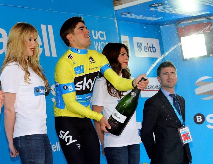 Mikel Landa tout de jaune vêtu sur le podium de la deuxième étape du Tour du Pays-Basque 2016. Photo : Sky.
