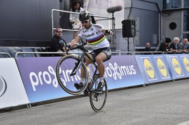 Peter Sagan en wheeling après sa victoire sur le Tour des Flandres 2016. Photo : Bettini Photo/Tinkoff