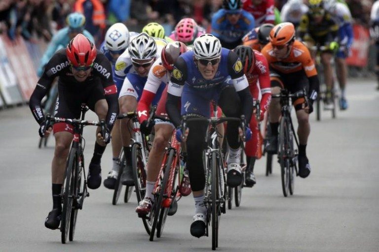 Phil Bauhaus montre l’étendue de son talent