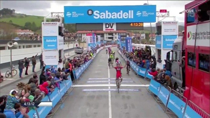 Samuel Sanchez vainqueur juste devant le peloton de la quatrième étape du Tour du Pays-Basque. Photo: BMC.