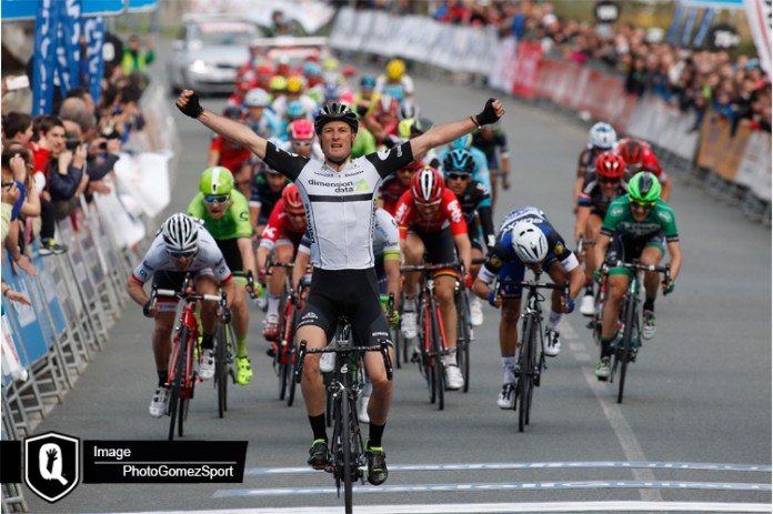 Stephen Cummings a remporté la troisième étape du Tour du Pays-Basque à Lesaka. Photo : Dimension Data/Gomez Sport