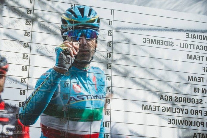TODAYCYCLING - Vincenzo Nibali à la signature lors de Tirreno-Adriatico 2016. Photo : Astana