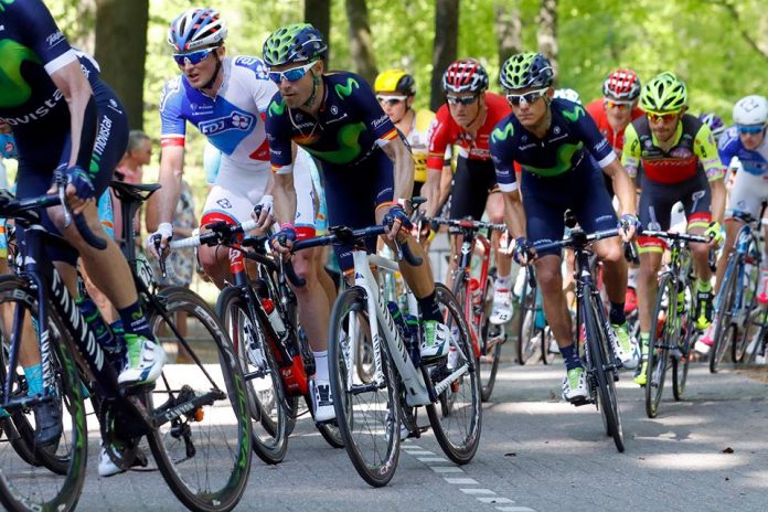 Alejandro Valverde bien entouré par ses coéquipiers sur le Tour d'Italie 2016. Photo : Bettini/Movistar