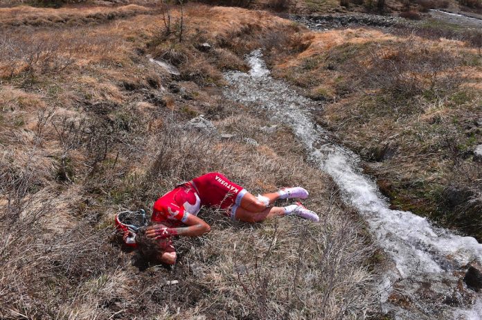 Ilnur Zakarin au sol après sa terrible chute sur la 19ème étape du Tour d'Italie 2016. Photo : TDWSport/Katusha