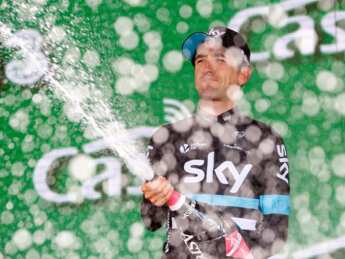Mikel Nieve célèbre sa victoire sur le Tour d'Italie. Photo : Team Sky