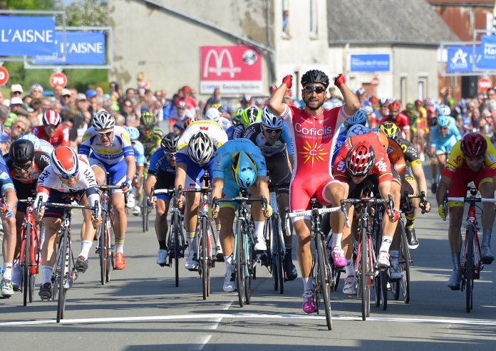 Nacer Bouhanni lève les bras sur la 1ère étape du Tour de Picardie 2016. Photo : Bruno Bade/Tour de Picardie