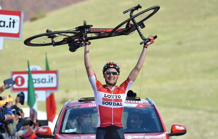 Tim Wellens porte son vélo comme trophée après sa victoire sur la 6ème étape du Tour d'Italie 2016. Photo : Giro d'Italia