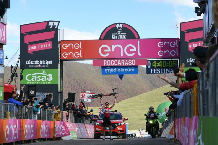 Tim Wellens tient sa nouvelle grande victoire sur la 6ème étape du Tour d'Italie 2016. Photo : Giro d'Italia