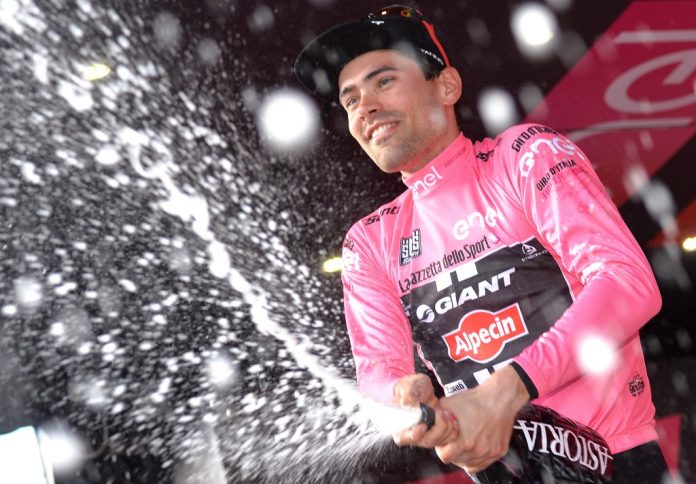 TODAYCYCLING - Tom Dumoulin porte fièrement le maillot rose du Tour d'Italie 2016. Photo : Giro d'Italia