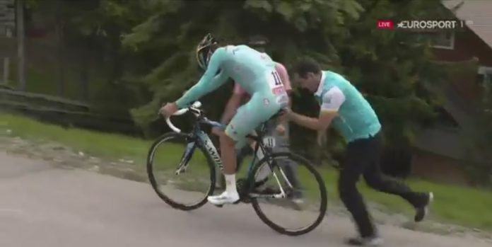 Vincenzo Nibali victime d'un problème mécanique sur le contre-la-montre en montée du Tour d'Italie 2016. Photo : Capture écran Eurosport