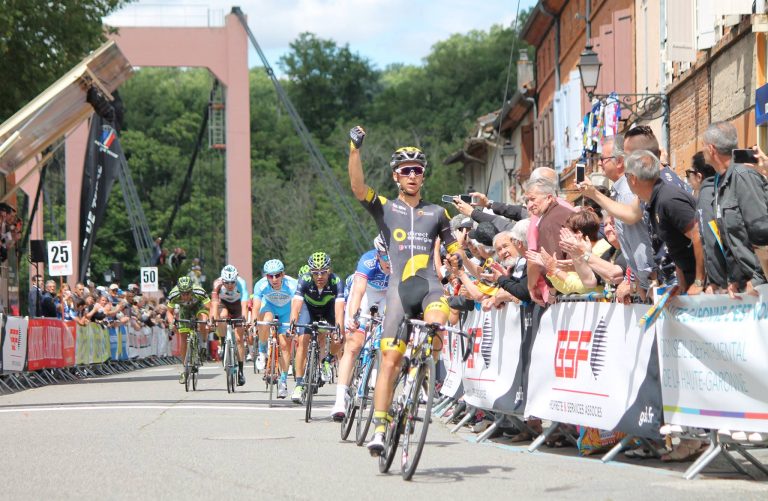 Bryan Coquard devant Arnaud Démare