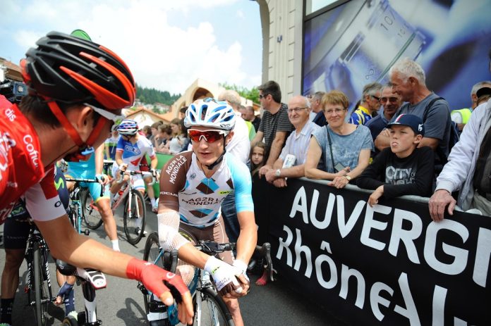 Alexis Vuillermoz porte les stigmates de sa chute au départ de la 3ème étape du Critérium du Dauphiné 2016. Photo : YPMédias/AG2R La Mondiale