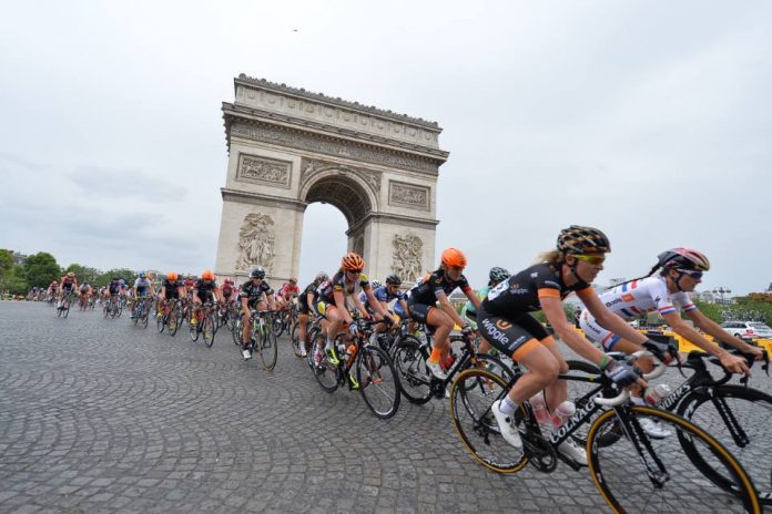 TODAYCYCLING - Le peloton de La Course by Le Tour 2015 au pied de l'Arc de Triomphe. Photo : ASO/Tour de France