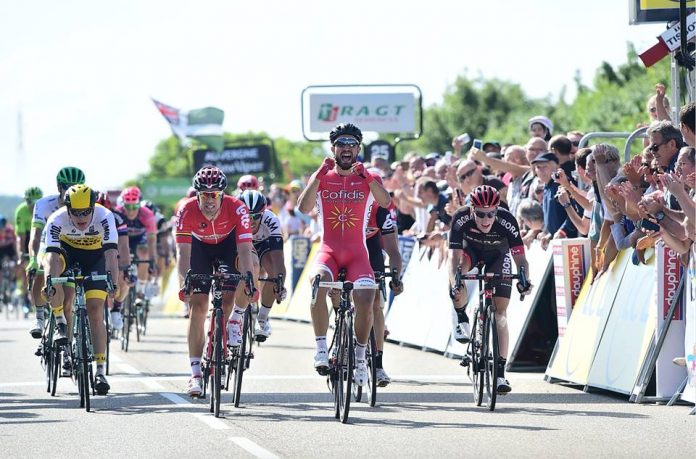 Nacer Bouhanni rend hommage à Mohammed Ali sur la 1ère étape du Critérium du Dauphiné 2016. Photo : ASO/Critérium du Dauphiné