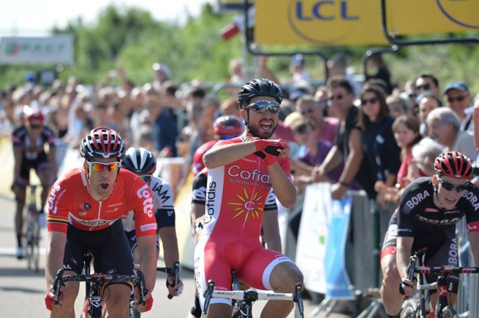 TODAYCYCLING - Nacer Bouhanni célébrant sa victoire sur la 1ère étape du Critérium du Dauphiné 2016. Photo : Cofidis.