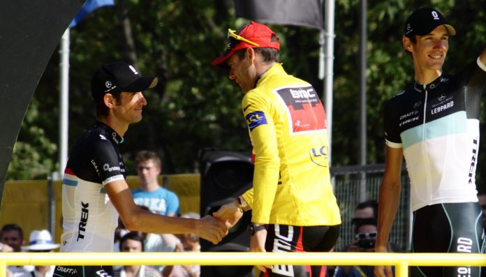 TODAYCYCLING - Cadel Evans entouré des frères Schleck sur le podium du Tour de France 2011. Photo : Wikipédia