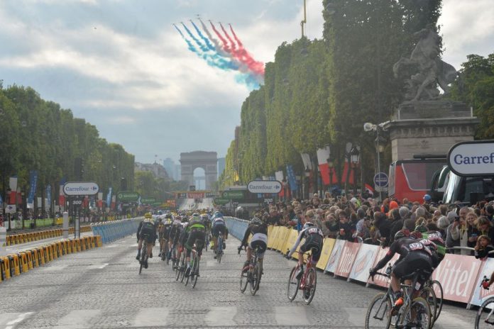 TODAYCYCLING - Le peloton du Tour de France 2015 sur les Champs-Elysées. Photo : SO/B.Bade-G.Demouveaux-P.Perreve-X.Bourgois