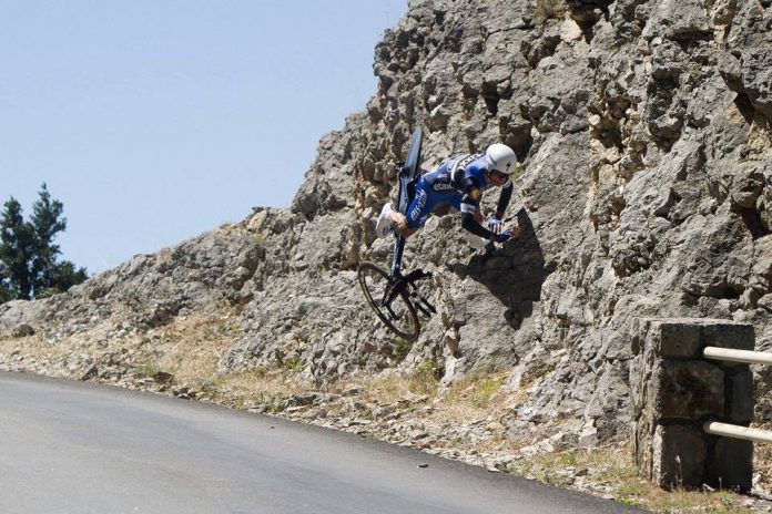 TODAYCYCLING - La chute de Julian Alaphilippe. Photo : Etixx-Quick Step.