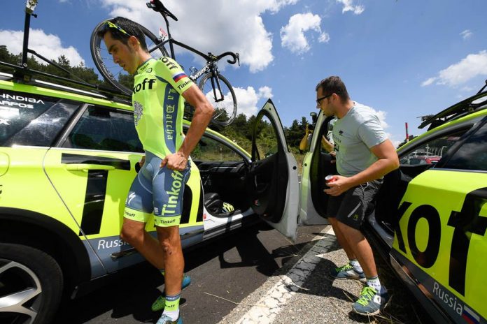 TODAYCYCLING - A 100 kilomètres de l'arrivée de la 9e étape du Tour de France, Alberto Contador a mis pied à terre. Photo : PresseSports/B.Papon