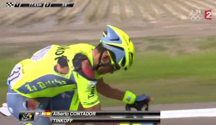 TODAYCYCLING - Alberto Contador après sa chute sur la 1ère étape du Tour de France 2016. Photo : Capture Ecran France Televisions