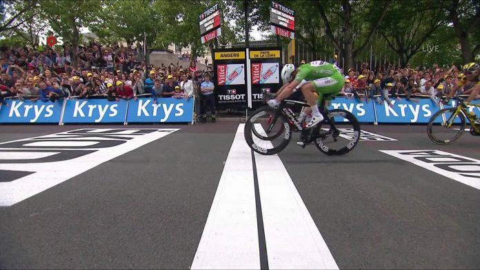TODAYCYCLING - Mark Cavendish a devancé André Greipel d'un souffle pour remporter sa 29e victoire d'étape sur le Tour. Photo : Dimension Data