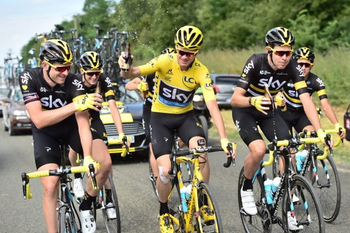 TODAYCYCLING - Chris Froome savoure son troisième Tour de France avec une petite bière entre potes. Photo : ASO/A.Broadway