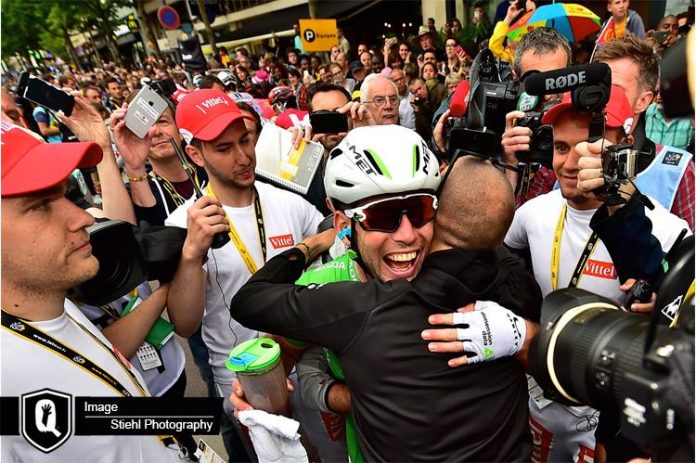 TODAYCYCLING - Mark Cavendish a dû patienter un peu avant de célébrer sa victoire à la photo-finish ! Photo : Stiehl Photography/Dimension Data