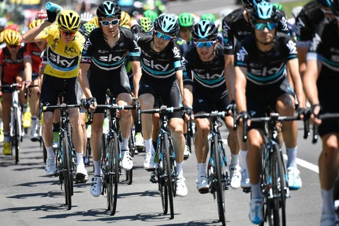 TODAYCYCLING - Le Team Sky autour de Chris Froome, en jaune, lors du Tour de France 2016. Photo : Sky