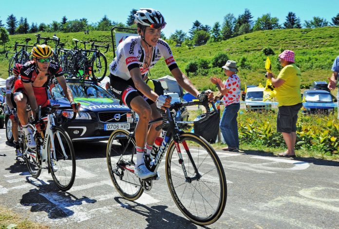 TODAYCYCLING - Warren Barguil, en difficulté dans le col du Grand Colombier a perdu énormément de temps au classement général lors de la 15e étape entre Bourg-en-Bresse et Culoz. Photo : Giant-Alpecin.