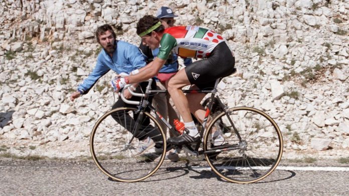 TODAYCYCLING - 1987, Jean-François Bernard, 3ème du Tour, fait la barbe à Laurent Fignon et remporte le classement combiné de 2 points.