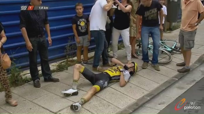 TODAYCYCLING - Steven Kruijswijk heurte un poteau sur la Vuelta. Photo : Twitter