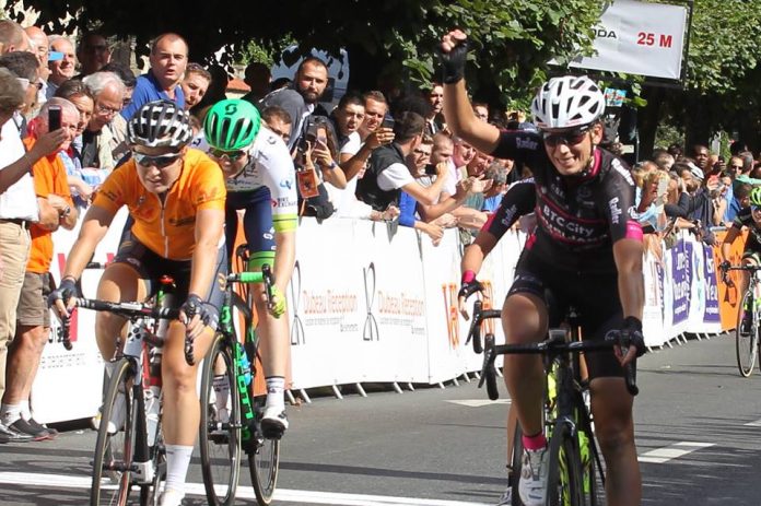 TODAYCYCLING - Eugenia Bujak s'est imposé à Pontoise ! Photo : Route de France