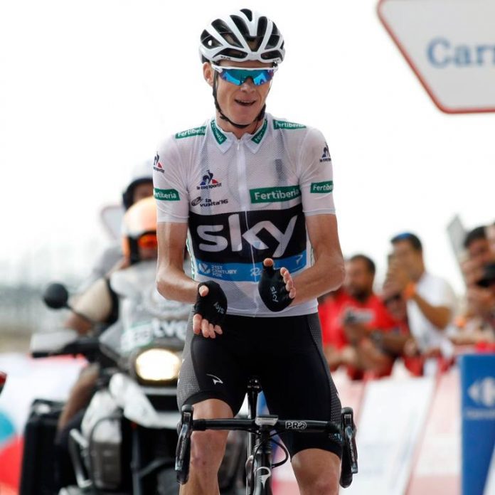 TODAYCYCLING - Chris Froome applauditla victoire de Nairo Quintana sur le Tour d'Espagne 2016 où il n'aura pas su inverser la tendance à l'occasion de la dernière étape. Photo : Sky