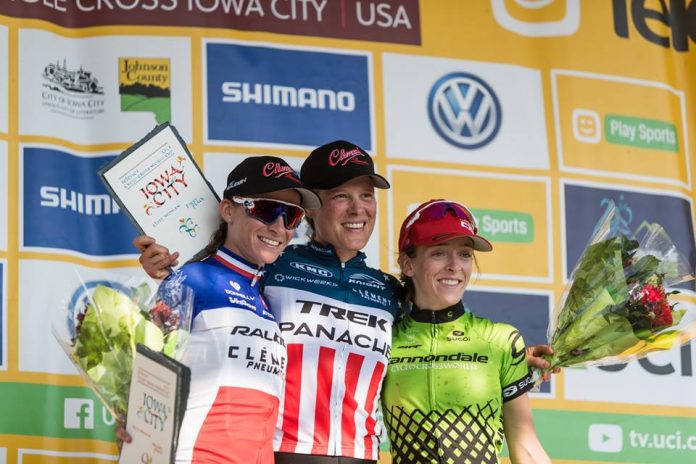 TODAYCYCLING - Caroline Mani sur la deuxième marche du podium d'Iowa City (2e manche de la Coupe du Monde 2016) avec son maillot de championne de France. Photo : UCIjinglecross