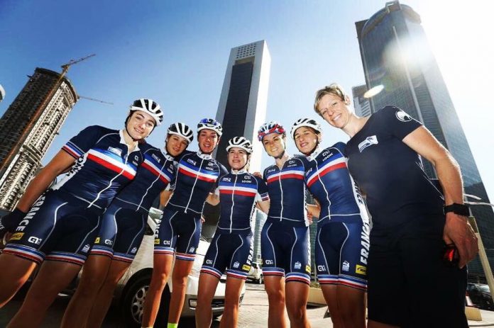 TODAYCYCLING - Roxane Fournier entourée de ses coéquipières de l'équipe de France. Photo : R. Fournier