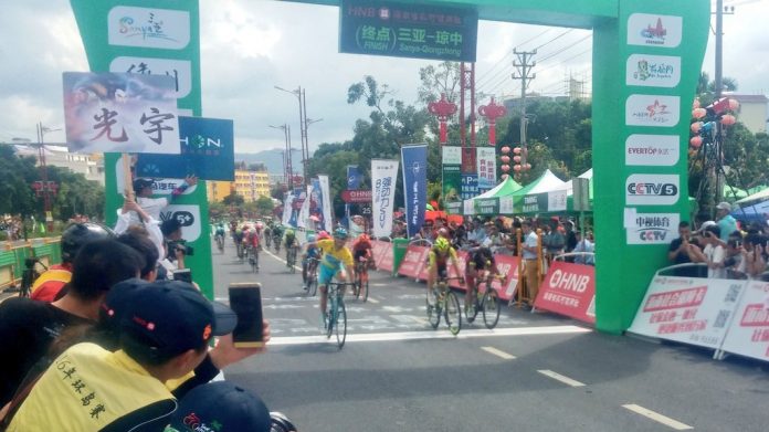 TODAYCYCLING - En patron de l'épreuve du Tour of Hainan, c'est le maillot jaune en personne, Alexey Lutsenko, qui a remporté la 8e étape. Photo : D.R