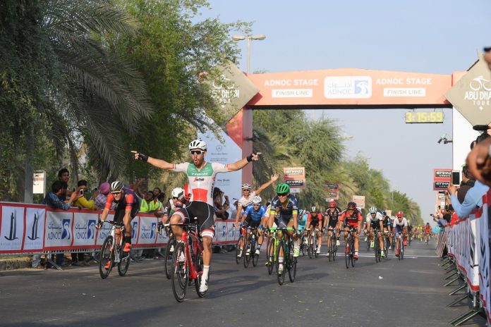 TODAYCYCLING - Giacomo Nizzolo se paie John Degenkolb et Mark Cavendish sur la 1e étape de l'Abu Dhabi Tour 2016. Photo : @Abu_Dhabi_Tour
