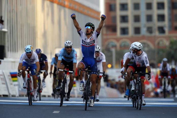 TODAYCYCLING - Peter Sagan réalise le doublé à Doha et s'offre son second maillot arc-en-ciel ! Photo : Bettini/Tinkoff