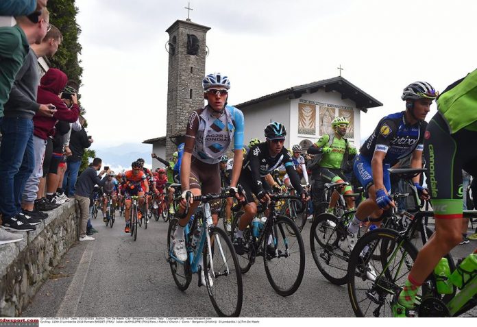 TODAYCYCLING - Romain Bardet dans le peloton pendant le Tour de Lombardie 2016. Photo : TDWSport/AG2R La Mondiale